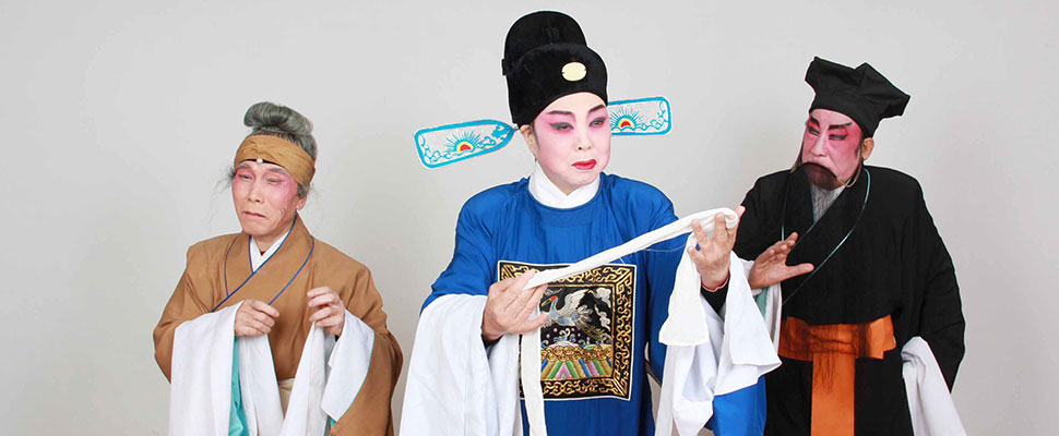 Zhejiang Yongjia Kunqu Opera Troupe On Seeing His Mother But Without His Wife from The Story of the Wooden Hairpin  Huang Zongsheng, Lin Meimei, Lu Deming (from left to right)