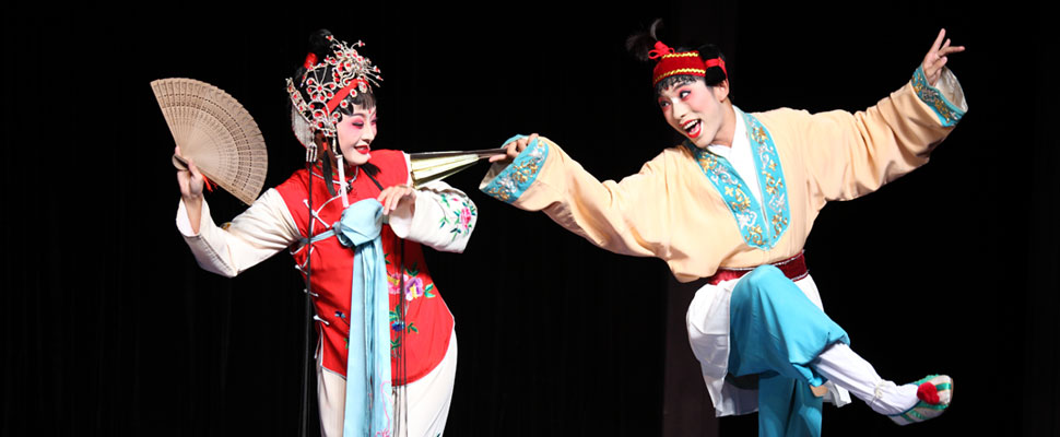 Experimental Theatre of Liyuan Opera of Fujian  The Page Boy’s Tease Zhou Xinmin (right) , Xu Youjuan (left)