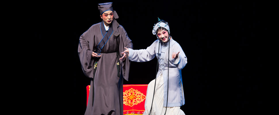 Experimental Theatre of Liyuan Opera of Fujian  Checking Footprints on the Snow from Lu Mengzheng  Lin Cangxiao (left), Zeng Jingping (right)